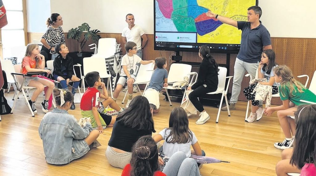 Estudiantes y representantes del gobierno municipal durante el Consejo de la Infancia