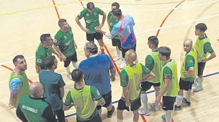 El UFS de Usansolo se lleva el derbi frente a Lagun Onak La plantilla del UFS en la charla de su entrenador