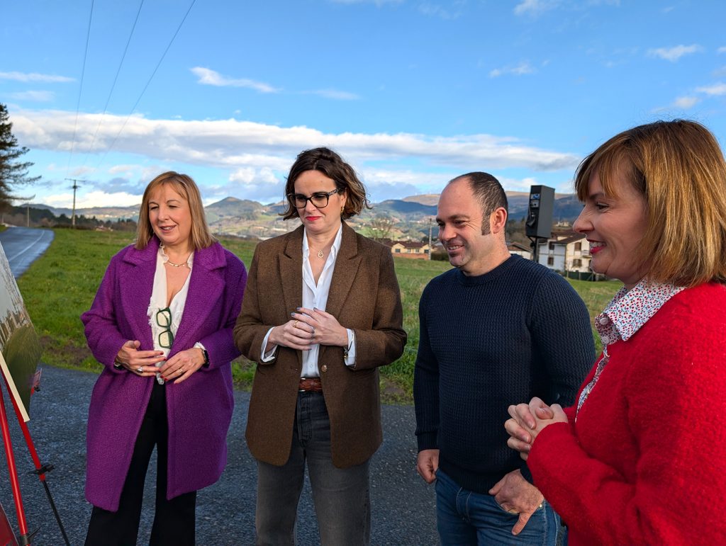 Acto con presencia de representantes del Ayuntamiento de Abadiño y la Diputación Foral de Bizkaia. (AU)