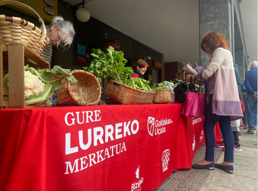 'Gure Lurreko Merkatua’, feria de productos locales. (GU)