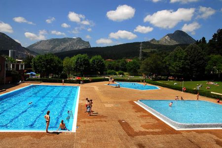 Servicio de autobús a las piscinas de Tabira en verano piscinas