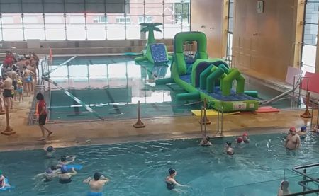 Jornada de hinchables en las piscinas de Landako II piscna