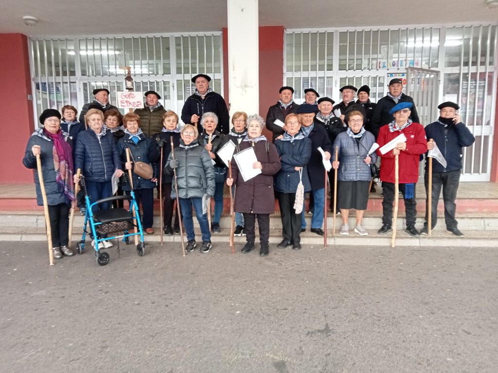 Miembros de Gure Etxea que salieron a cantar. (GE)