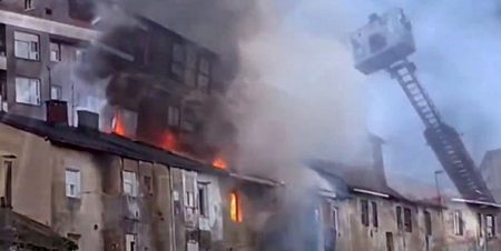 Técnicos, bomberos y ertzaintza inspeccionan el edificio incendiado incndio