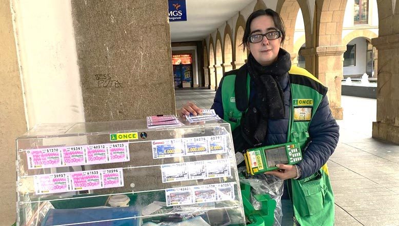El cupón de la ONCE reparte 210.000 euros en Amorebieta- Etxano La vendedora Juan Castillo.