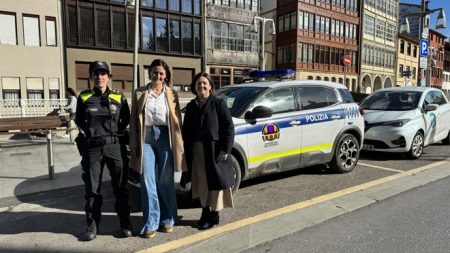Tres nuevos vehículos híbridos y sostenibles refuerzan la Policía Local Udaltzaingoa auto berriak 1