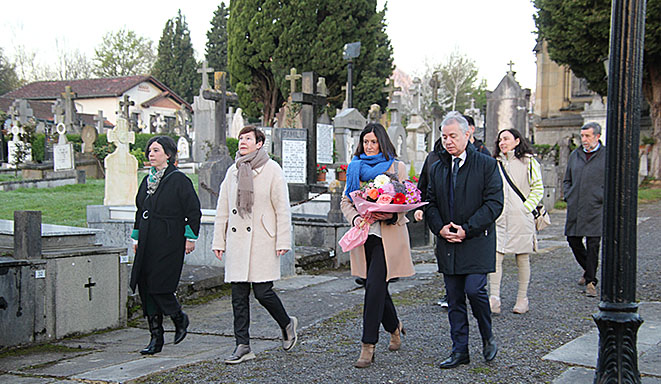 Durango no olvidará el bombardeo de 1937 Un momento antes de realizar la ofrenda florar. (DU)