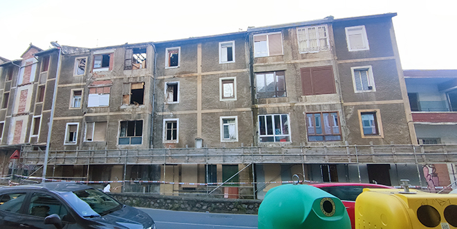 Nueva concentración a favor de los afectados por el incendio de El Kalero El edificio siniestrado en El Kalero. (AGE)