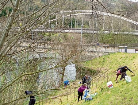 Plantación y limpieza de residuos en el entorno del puente de Artunduaga sagarrak