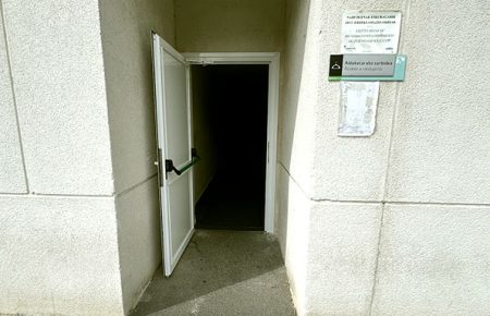 Nuevas puertas en el polideportivo de Tabira puertas