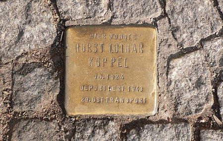 Stolperstein en Berlin Kreuzberg.Wikipedia