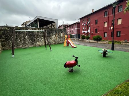 Renuevan la zona de juegos del barrio Zubizabala Zubizabala auzoko hobekuntzak
