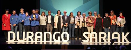 Entregados los ‘Durango Sariak’, homenaje al trabajo diario a favor de la villa durango sariak 1
