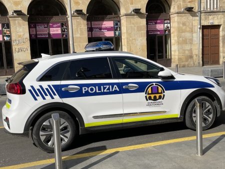 Detienen a un joven de una banda itinerante por intento de robo en Txibitena policia municipal durango