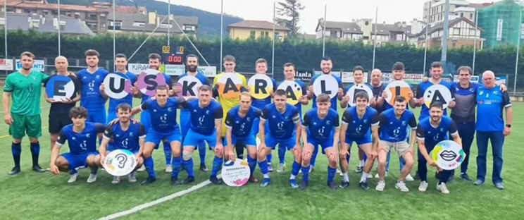 El Umore Ona se lleva el derbi frete al Galdakao B La plantilla del Umore Ona recuerda el Euskaraldia en el último encuentro. (EU)