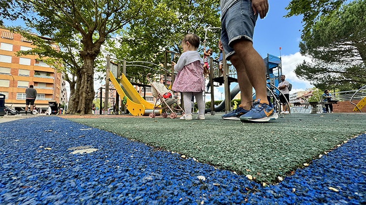 Renovación del suelo de seguridad en el parque infantil de Ezkurdi El suelo del parque infantil. (DU)