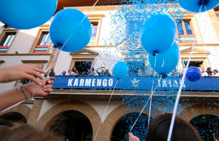 Pañuelo azul de fiestas para  los nacidos los últimos dos años