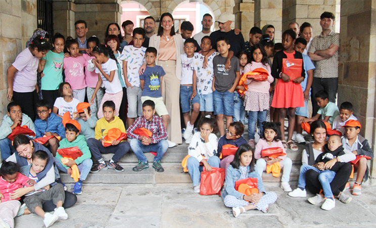 Ya han llgado los menores saharauis que pasarán el verano en Durango Los niños acogidos en el ayuntamiento. (DU)