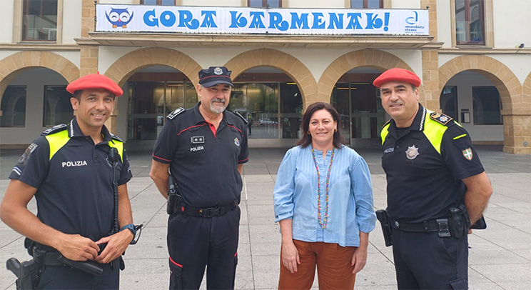 Amorebieta-Etxano refuerza la seguridad en Fiestas del Carmen La alcaldesa junto a los municipales. (AU)