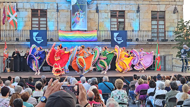 El festival Folklore Bizian acaba hoy Actuación del grupo de Méjico. (AGE)