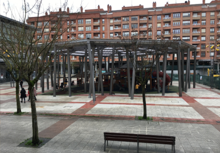Comienzan a reparar la cubierta del parque de juegos en la plaza Lehendakari Agirre lehendakariagirrejolasparkeestalki2508web