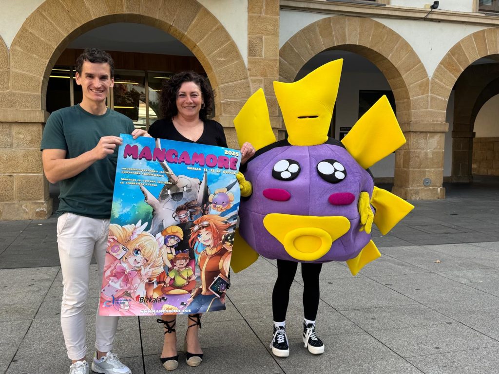 Koldo Bilbao, Ainhoa Salterain y la mascota del festival Ureshi en la presentación. (ZU)