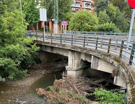 Limpiarán el cauce del río bajo el puente Francisco Ibarra ibaiaren garbiketa