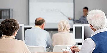Curso sobre cómo seguir participando en el mundo actual para mayores de 55 años