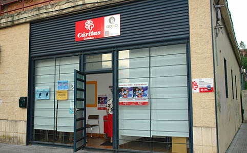 Cáritas apoya el Rastrillo de Navidad de Mundu Bat y pide voluntarios Sede de Cáritas en la Plaza Muguru. (JOFE)