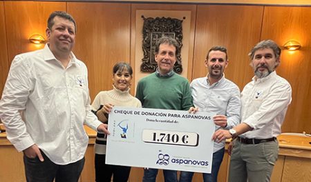 Momento de la entrega del cheque. (BU)