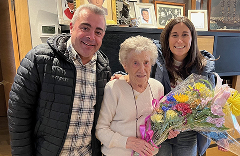 Sorne Bilbao cumple 100 años Sorne Bilbao ha recibido un ramo de manos de los concejales. (GU)
