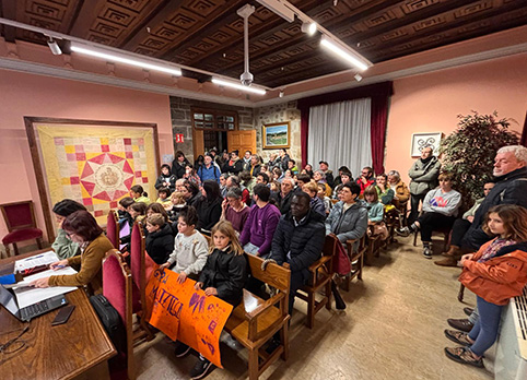 La Asociación de Padres y Madres de Maiztegi pide una escuela «digna y segura» Reunión de la Asociación de Padres y Madres de Maiztegi Herri Eskola. (APMMHE)