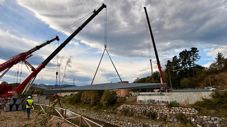 Comienza la instalación del puente que unirá Txomin Egileor con la N-634 obra