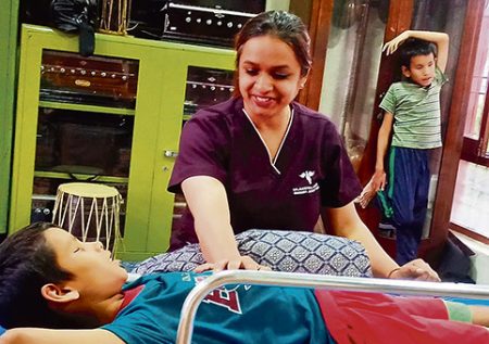 Lotería navideña y calendarios para fomentar una Navidad solidaria con Samsara Nepal La doctora doctora Aastha Pudasaini junto a Sangita Karki. (SN)