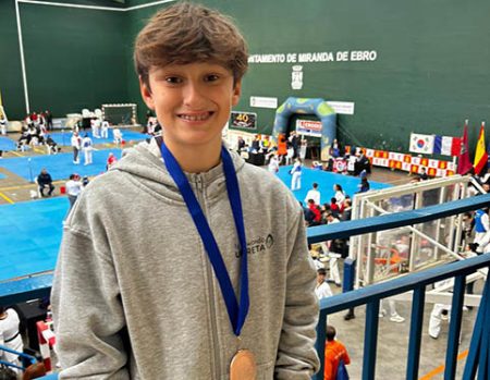 Ager Esteban con su medalla. (CUT)