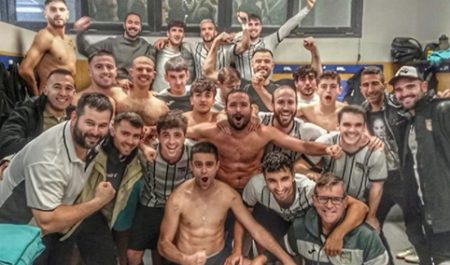oto de celebración de la plantilla del CD Galdakao al encadenar la racha de 9 victorias consecutivas (UM)