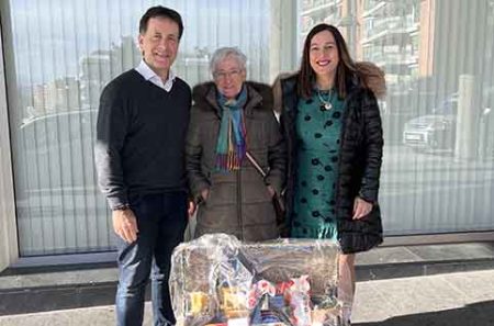 Momento de la entrega de la cesta. (BU)