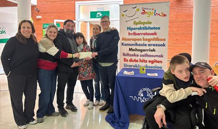 Recaudan 998,50 euros para la Asociación Síndrome Angelman Entrega del cheque solidario. (UT)