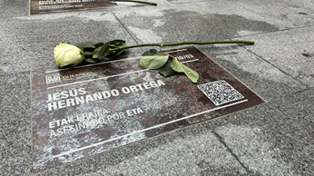 Vandalizan las placas dedicadas a las víctimas de ETA Una de las placas