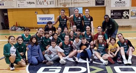 Foto de la plantilla del Ibaizabal femenino junto a las txikis del 2015 después del encuentro contra el Manresa (IST)