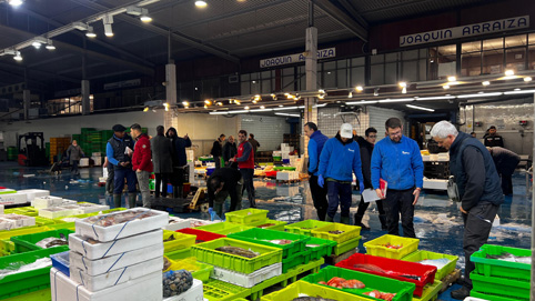 Mercabilbao espera comercializar más de 2.000 toneladas de pescado en diciembre Visita de los medios a Mercabilbao. (MB)