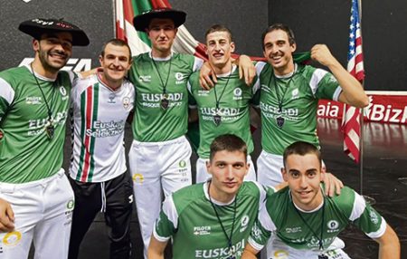 Gaizka Carregal, el primero de izquierda a derecha, posando junto a sus compañeros de Selección (GC)