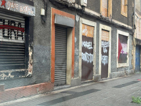 Aparecen pintadas y carteles el 24 de diciembre Pintadas en Amorebieta-Etxano. AU)