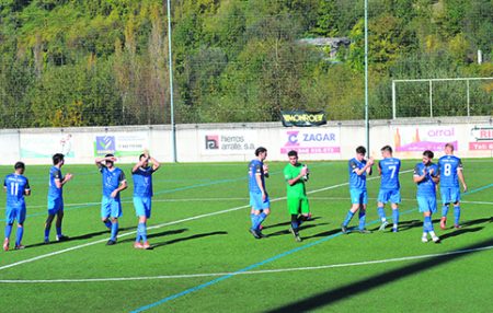 Foto de los jugadores del Umore Ona saliendo al campo (AI)