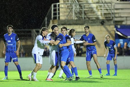 El Amorebieta busca reencontrarse con la victoria Un lance del duelo de los azules ante el Alavés B en Urritxe. (SDA)