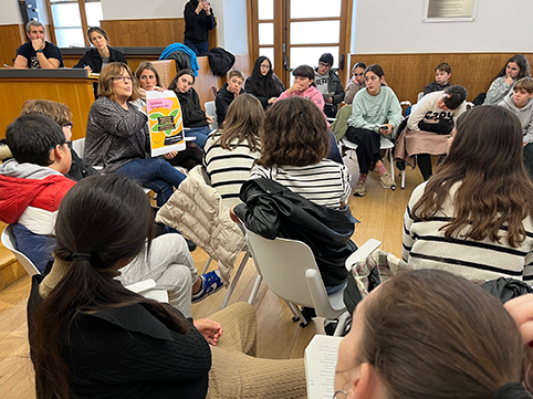 Alumnado de Galdakao presenta los avances de su proyecto de la Agenda 2030 Momento durante la reunión. (Gu)