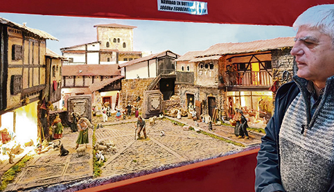 La torre de Butrón protagoniza el Belén de Koldo Bilbao Koldo junto a su belén. (KB)