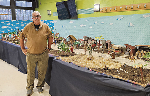 El Belén de cartón de Elkarbizi En la foto, Torres junto al belén. (AGE)