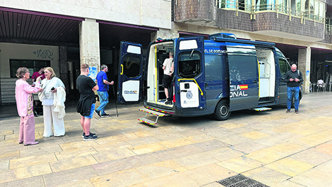 Nuevas fechas para renovar DNI y pasaporte Vecinos esperan para entrar en la oficina móvil. (DU)