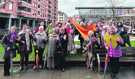 Socias de Erabide en uno de los puntos de la Ruta de la memoria de las Mujeres. (EEE)
